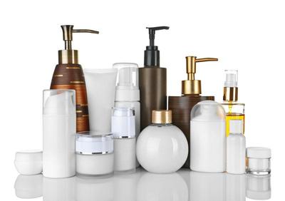 桌面上的精致時光 護膚品靜物之美——層次、光影與衣著的微妙對話